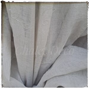 Gardine 200×250 cm in olivgrauem, leicht fallendem Stoff.