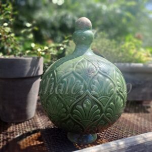 Gartenkugel aus grünem Steingut in zwei Größen, dekoratives Gartenobjekt.