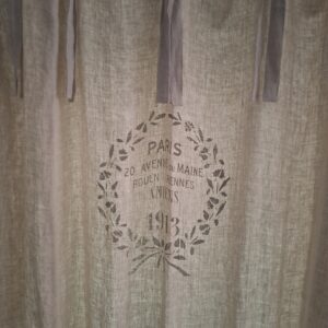 Cremefarbene JDL Gardine Amiens Paris 140x220 cm aus Leinen mit Vintage‑Print und 7 Schlaufen zum Binden.
