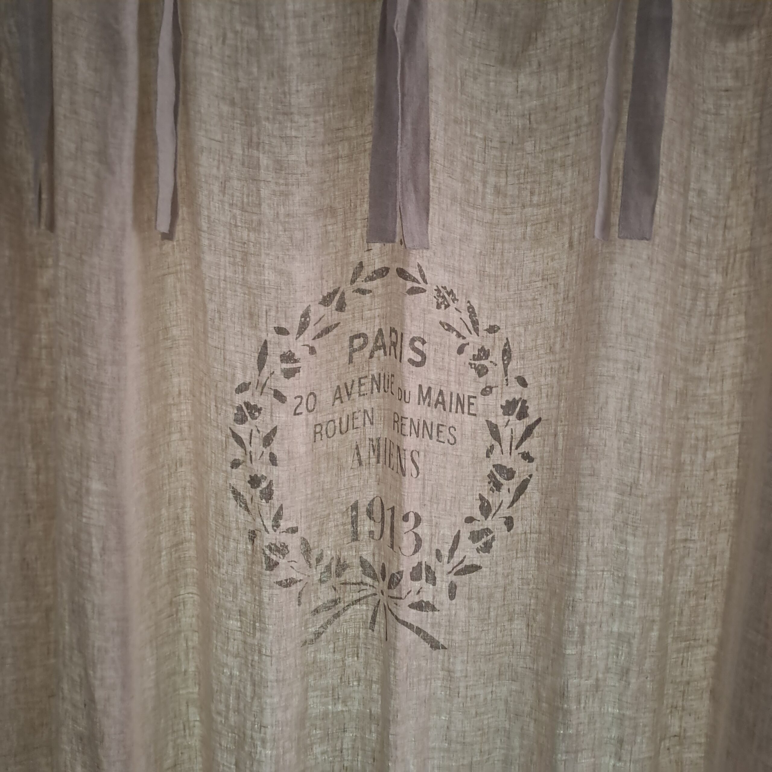 Cremefarbene JDL Gardine Amiens Paris 140x220 cm aus Leinen mit Vintage‑Print und 7 Schlaufen zum Binden.