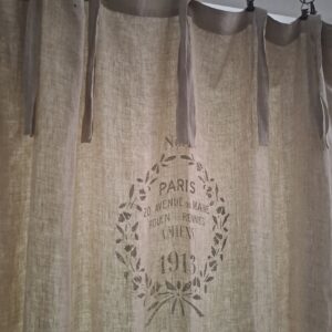 Cremefarbene JDL Gardine Amiens Paris 140x220 cm aus Leinen mit Vintage‑Print und 7 Schlaufen zum Binden.