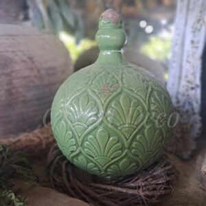 Gartenkugel aus grünem Steingut in zwei Größen, dekoratives Gartenobjekt.