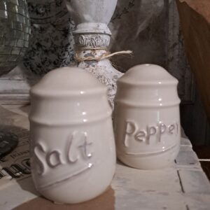 Keramik Salz‑ und Pfefferstreuer Set von Clayre & Eef im Vintage Design.